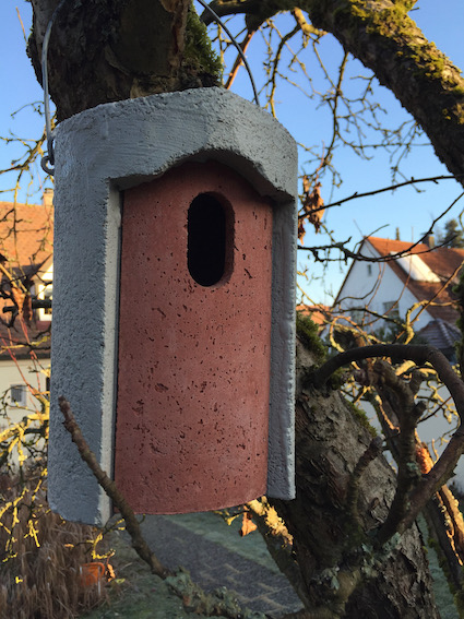 Schwegler Nistkasten in Baum Nistkasten hängt in Baum